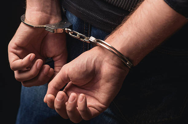 Justo a tiempo: policía detiene a un hombre que estaba forcejeando con una sexagenaria