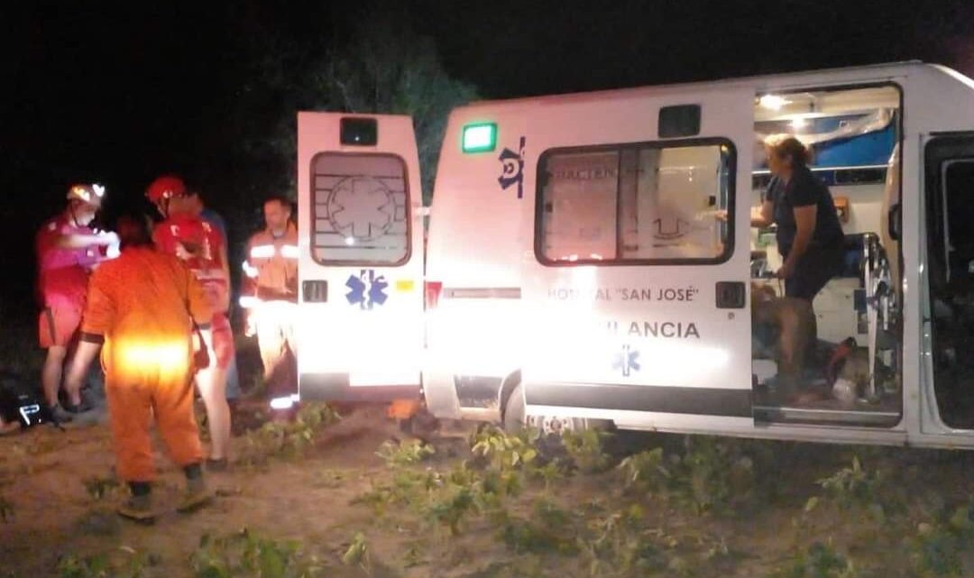 Bomberos de Balnearia salvan a dos Kayakistas en el río Xanaes