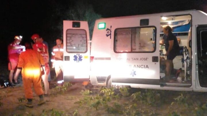 Bomberos de Balnearia salvan a dos Kayakistas en el río Xanaes