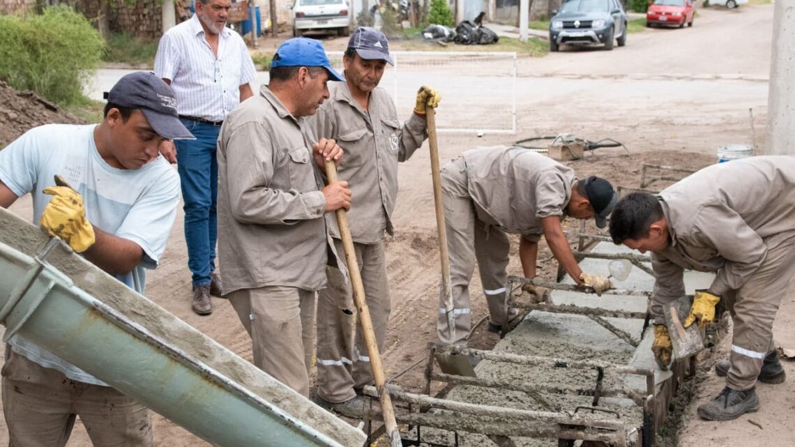 Villa Santa Rosa: la Municipalidad llegó a los 6000 metros de cordón cuneta construidos