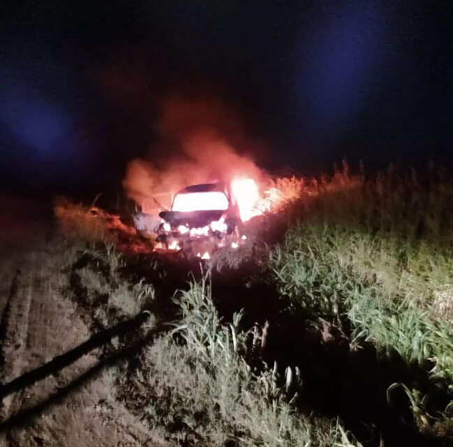 Altos de Chipión: Una familia chocó en un camino rural y se les incendió el auto