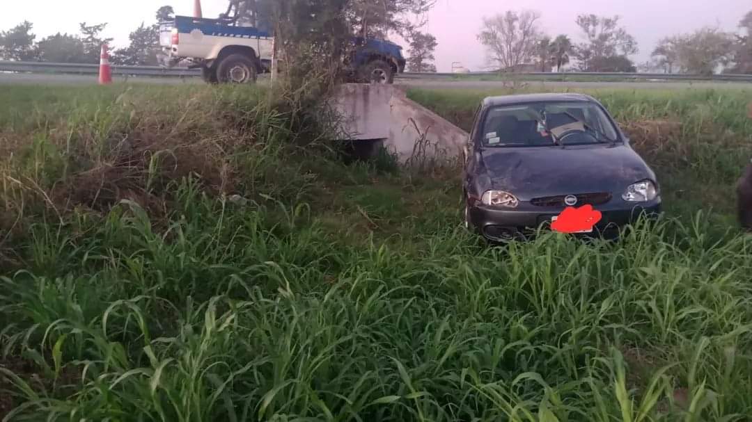 Altos de Chipión: perdió el control de su auto y terminó en la banquina