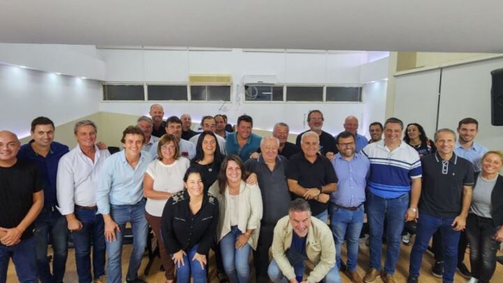 Fuerte “espaldarazo” de intendentes a la candidatura de Llaryora