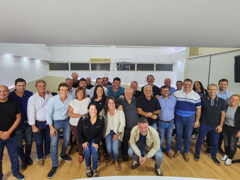 Fuerte “espaldarazo” de intendentes a la candidatura de Llaryora