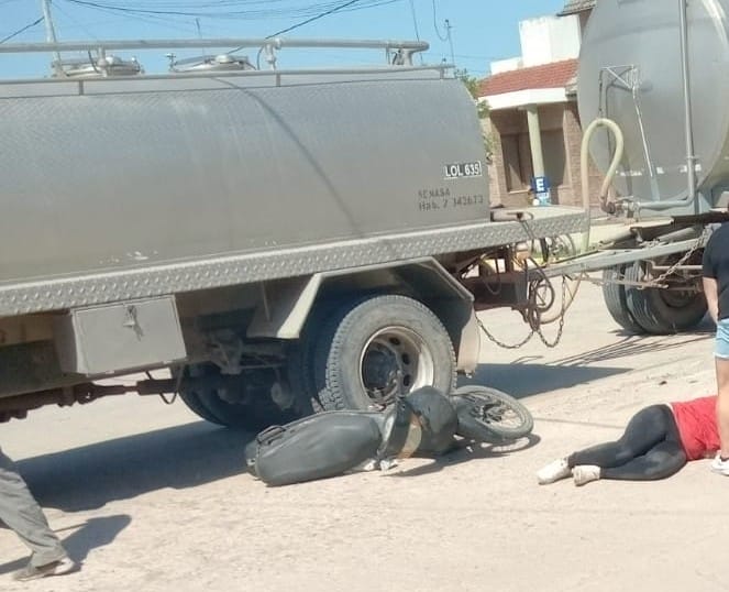 Balnearia: Una chica con lesiones leves luego de chocar en moto con un camión