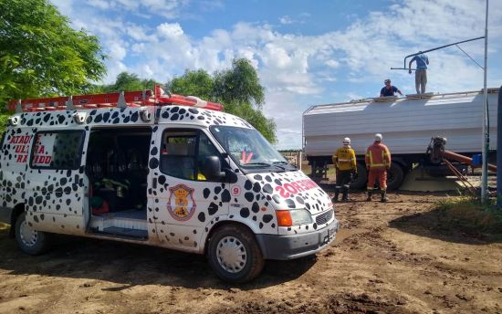 Rescatan a un trabajador que quedó atrapado en el sinfin de un camión cerealero