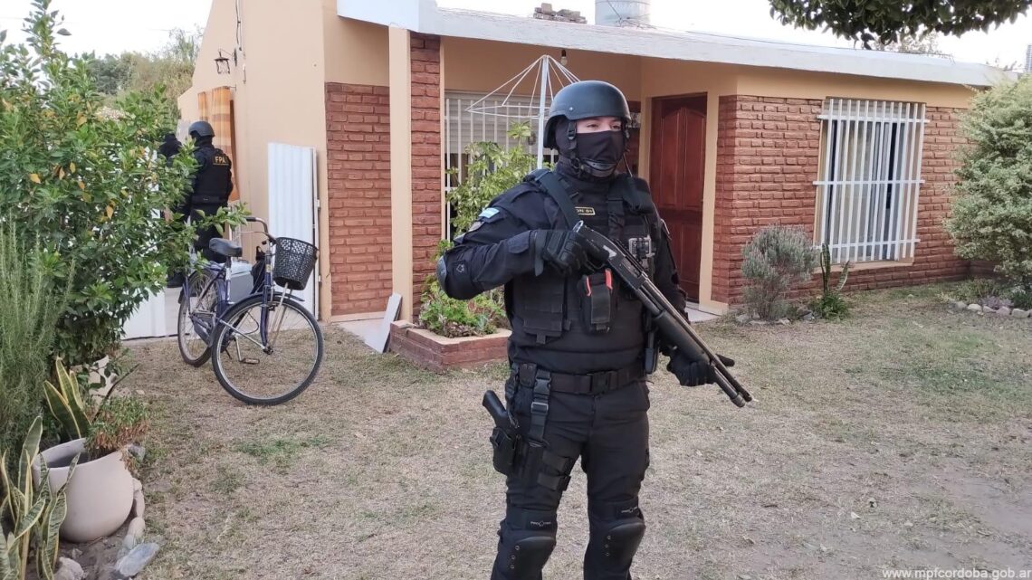 En Arroyito detienen a una pareja que hacía delivery de marihuana y cocaina