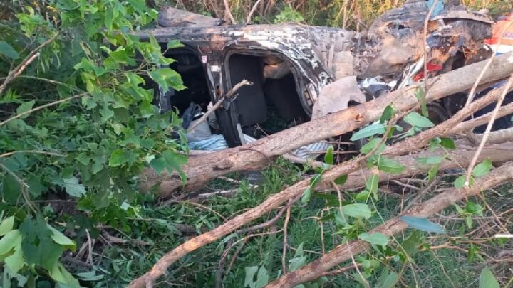 Chocan dos autos cerca de San Francisco, uno quedó irreconocible