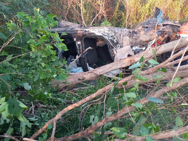 Chocan dos autos cerca de San Francisco, uno quedó irreconocible