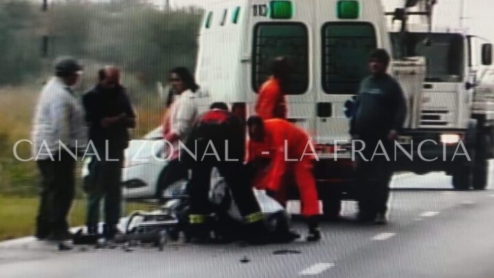 Muere un motociclista al impactar con un camión cerca de La Francia