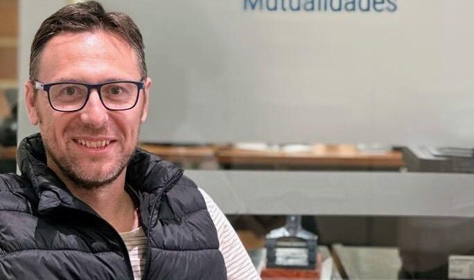 Un marulense cerca de una banca en la Unicameral