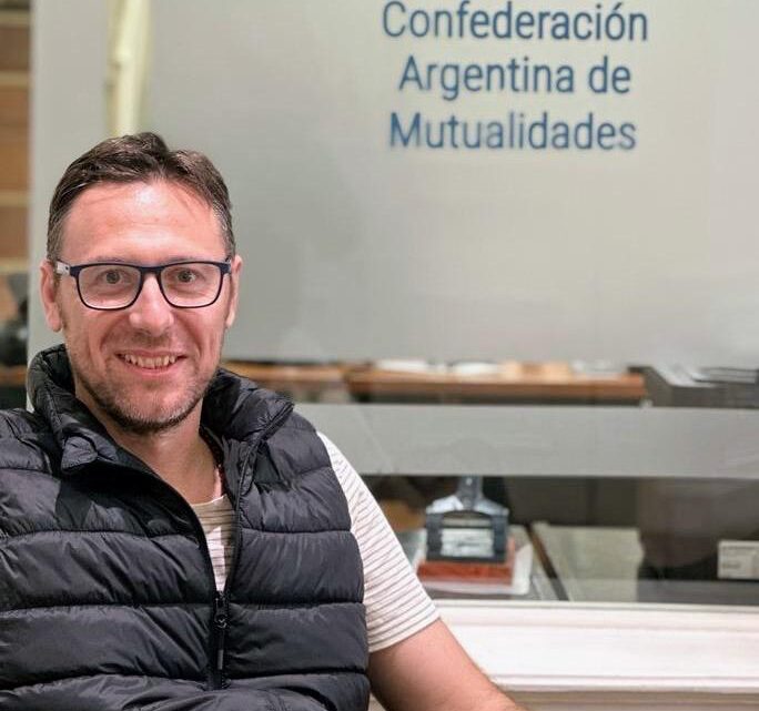 Un marulense cerca de una banca en la Unicameral