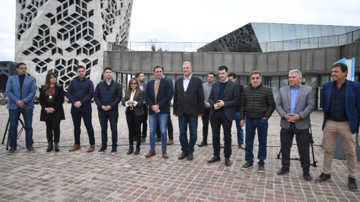 La Provincia entregó nuevas ambulancias para Obispo Trejo y Arroyito