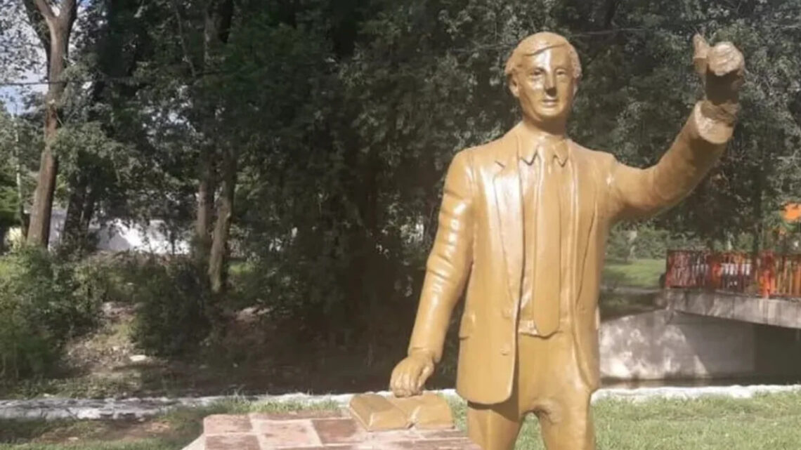 Polémica: la nueva intendenta de Anisacate quiere remover una estatua de Nestor Kirchner