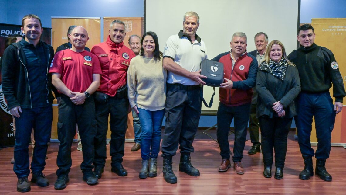 Arroyito: donaron un equipo desfibrilador a los Bomberos Voluntarios