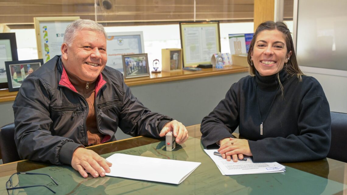Benedetti firmó la escritura del terreno para la instalación de una planta cloacal en Arroyito
