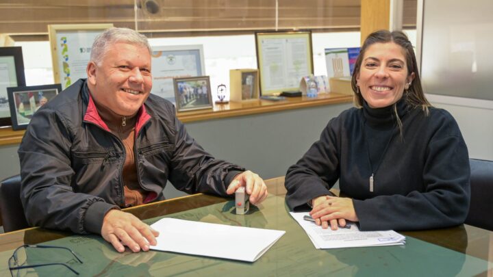 Benedetti firmó la escritura del terreno para la instalación de una planta cloacal en Arroyito