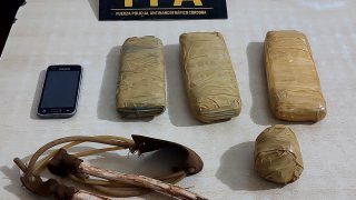 Tiraba droga con una gomera al interior de una cárcel y lo detuvieron