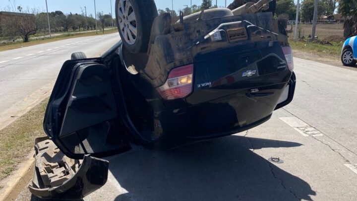 Chcan un auto y una camioneta en el centro de Morteros