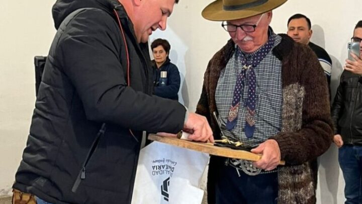 Balnearia: Méndez entregó un reconocimiento al jinete y tropillero Carlos Mensa