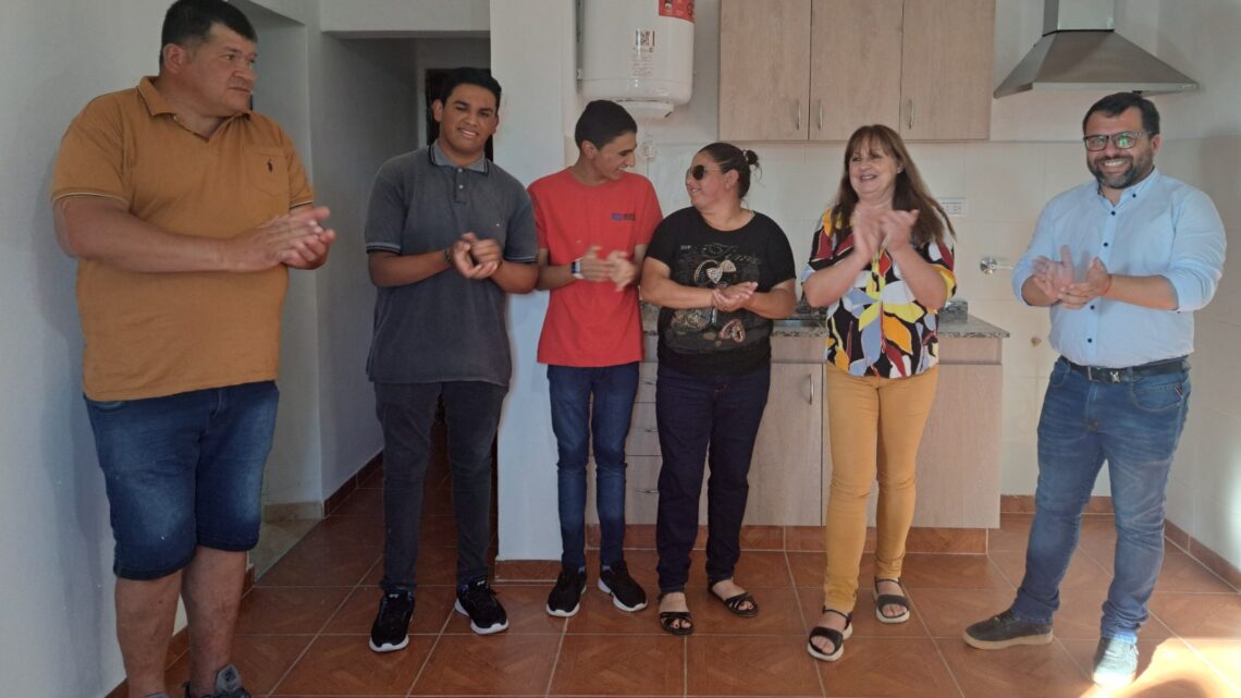 Marull: Faletto entregó dos viviendas