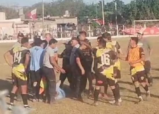 Violencia en el fútbol: Casi matan a un árbitro en el barrial de Morteros Violencia en el fútbol: Casi matan a un árbitro en el barrial de Morteros