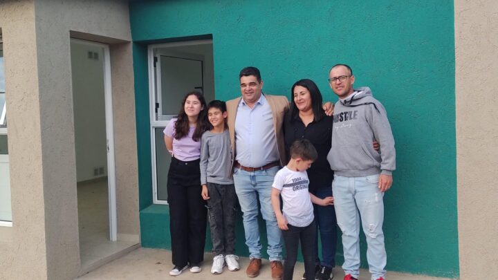 La Para: el intendente Guzmán entregó 10 viviendas del programa Casa Propia