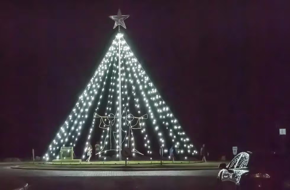 Miramar de Ansenuza enciende el tradicional árbol navideño