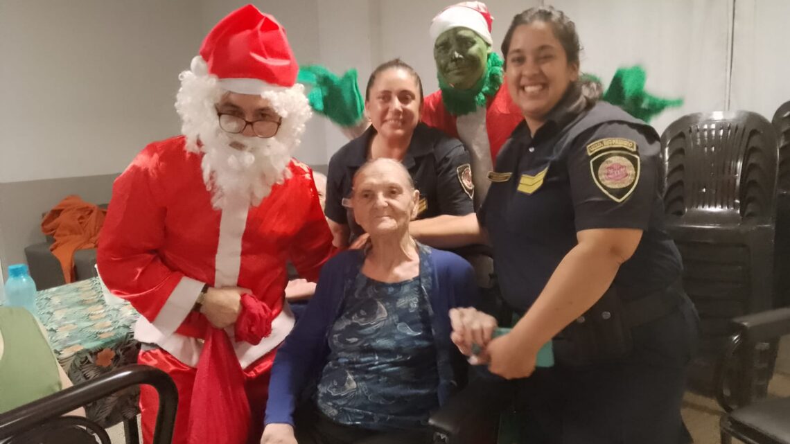 La Para: policías sorprendieron a los adultos del Hogar de Día celebrando la navidad