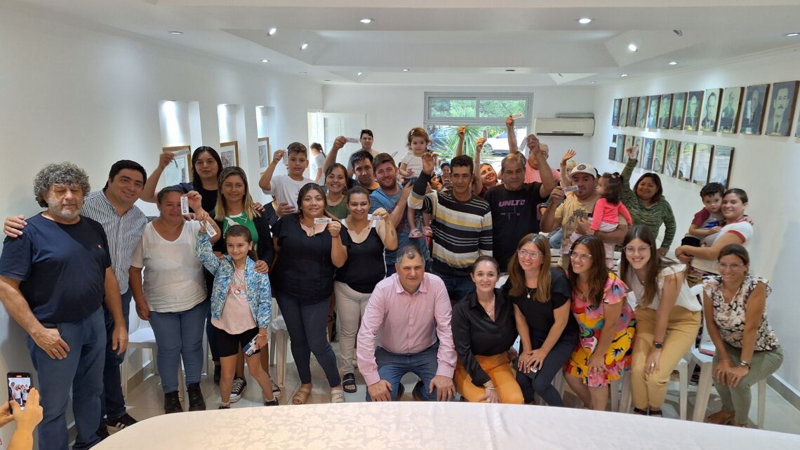 Balnearia: el intendente Méndez entregó las llaves de 16 nuevas viviendas