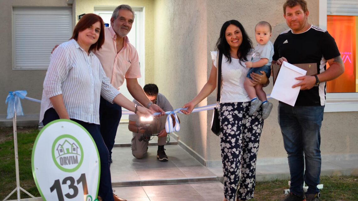 Villa Santa Rosa: el intendente Daniel Kieffer entregó 6 viviendas del plan ORVIM 1