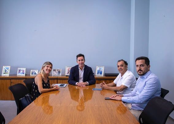 Manuel Calvo recibió a miembros de la Fundación Manos Abiertas