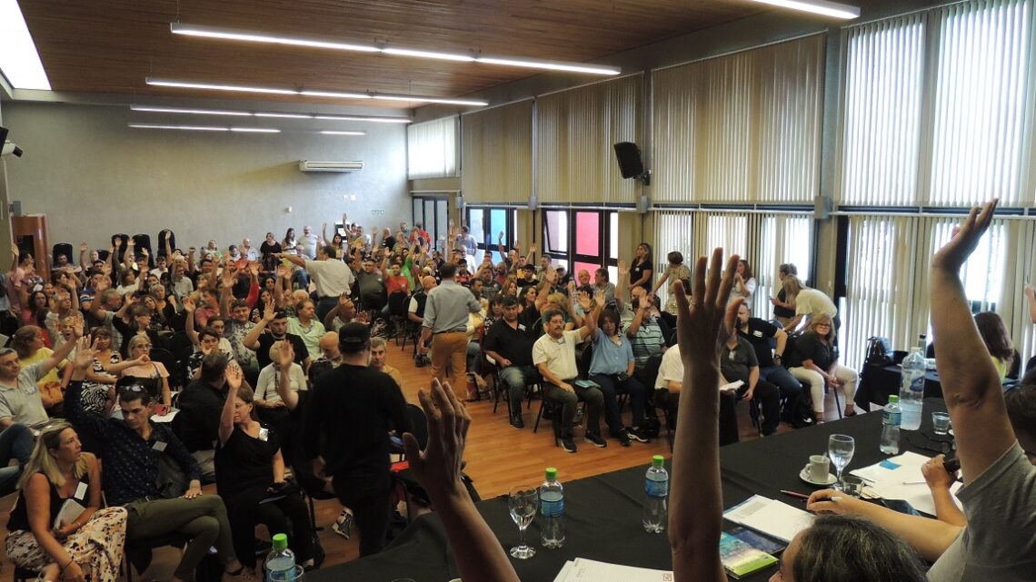 Docentes: la Asamblea Provincial rechazó la propuesta salarial y lanzó un paro por 24 horas en Córdoba Docentes: la Asamblea Provincial rechazó la propuesta salarial y lanzó un paro por 24 horas en Córdoba