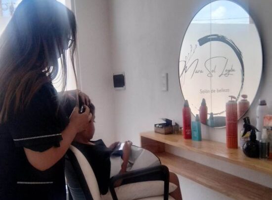 Peluqueros de Morteros cortan el pelo gratis a niños y niñas antes del inicio de clases