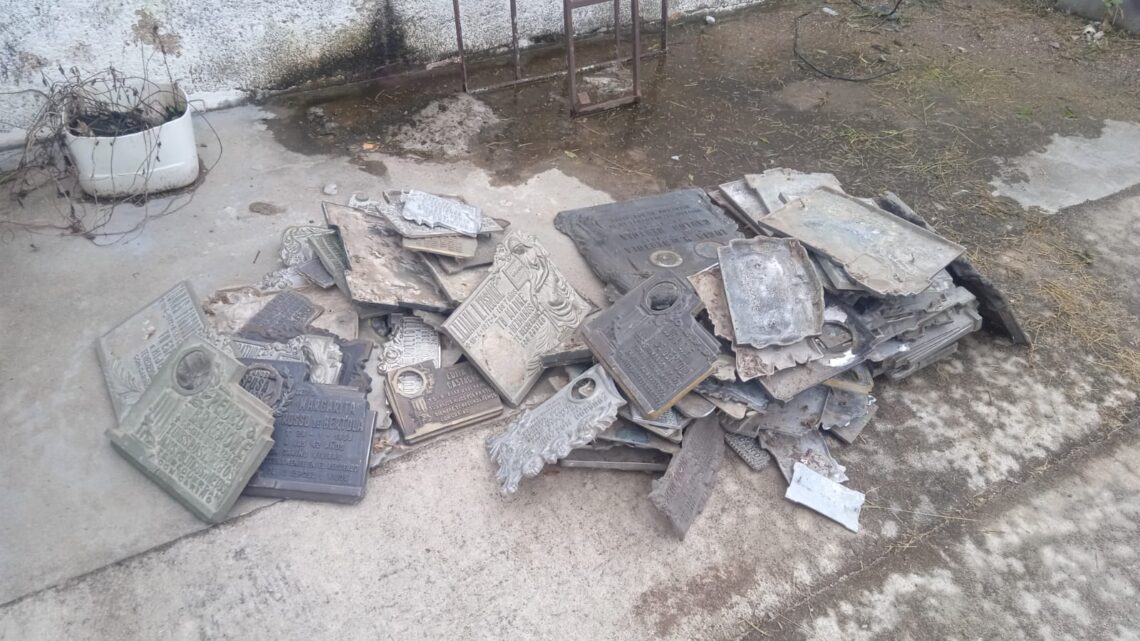 Recuperan 120 placas robadas del cementerio de Marull Recuperan 120 placas robadas del cementerio de Marull