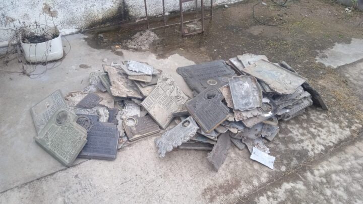 Recuperan 120 placas robadas del cementerio de Marull