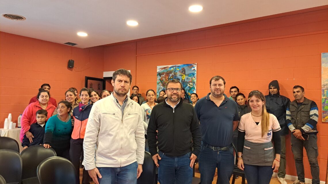 Marull: Municipalidad otorgó becas a estudiantes del secundario Marull: Municipalidad otorgó becas a estudiantes del secundario