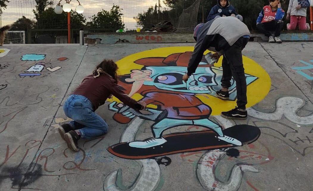 En Arroyito padres y jóvenes pintan el playón de Skate
