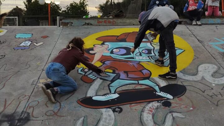 En Arroyito padres y jóvenes pintan el playón de Skate