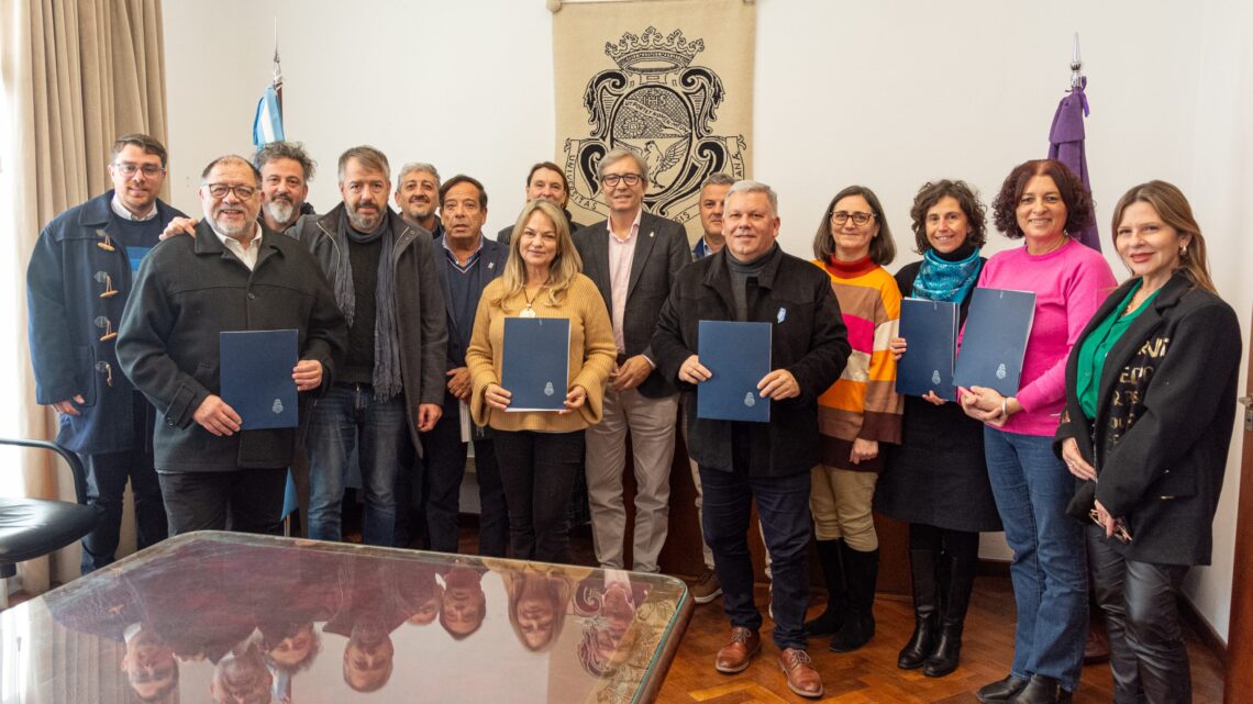 Arroyito: Gustavo Benedetti junto al rector de la UNC, Jhon Boretto, formalizaron la firma de nuevas ofertas educativas Arroyito: Gustavo Benedetti junto al rector de la UNC, Jhon Boretto, formalizaron la firma de nuevas ofertas educativas