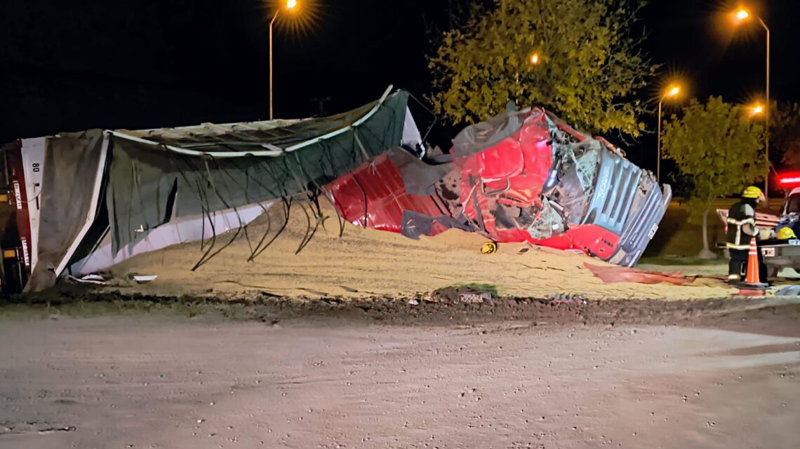 Un camionero con heridas graves tras volcar con su vehículo Un camionero con heridas graves tras volcar con su vehículo
