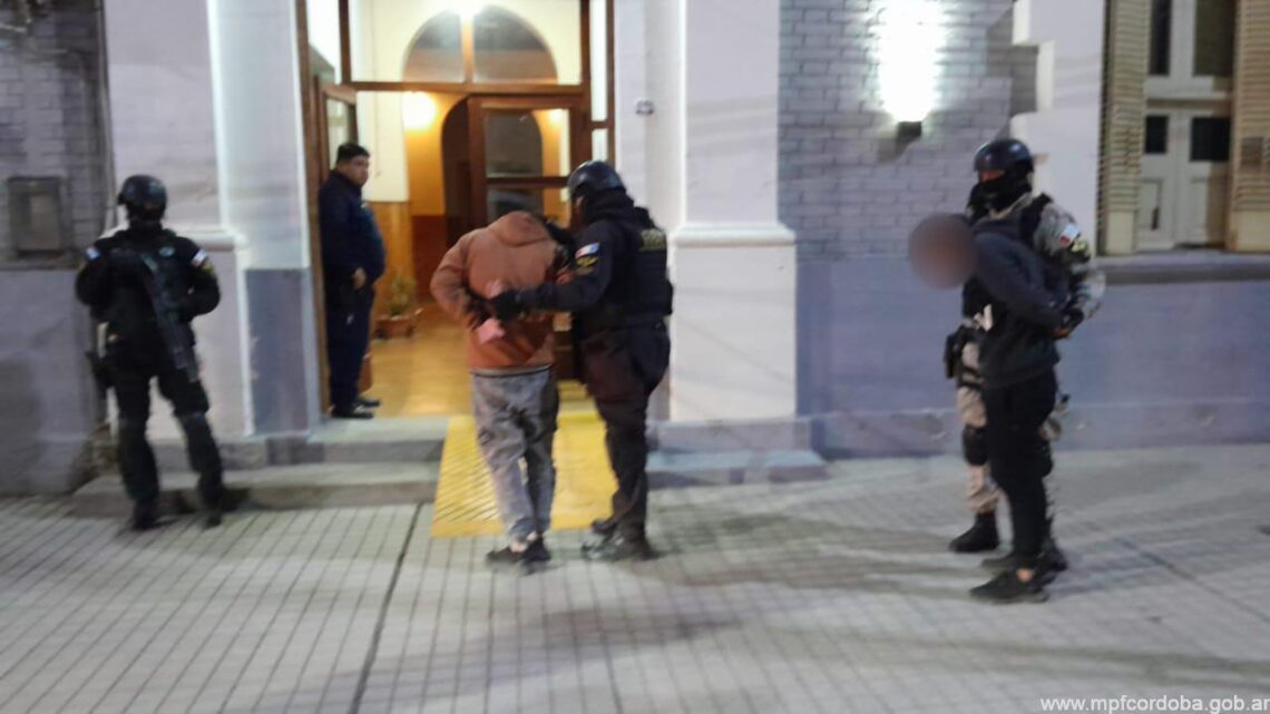 Drogas, armas blancas y tres detenidos en Villa Santa Rosa Drogas, armas blancas y tres detenidos en Villa Santa Rosa