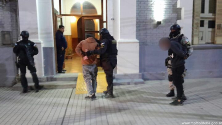 Drogas, armas blancas y tres detenidos en Villa Santa Rosa