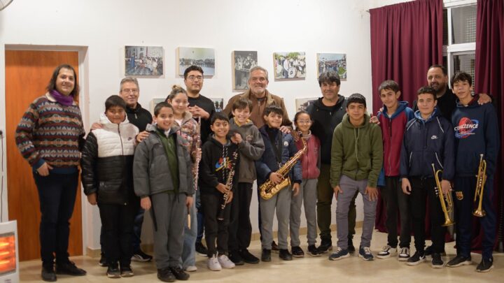 Villa Santa Rosa: Kieffer entregó nuevos instrumentos a la Escuela de Música