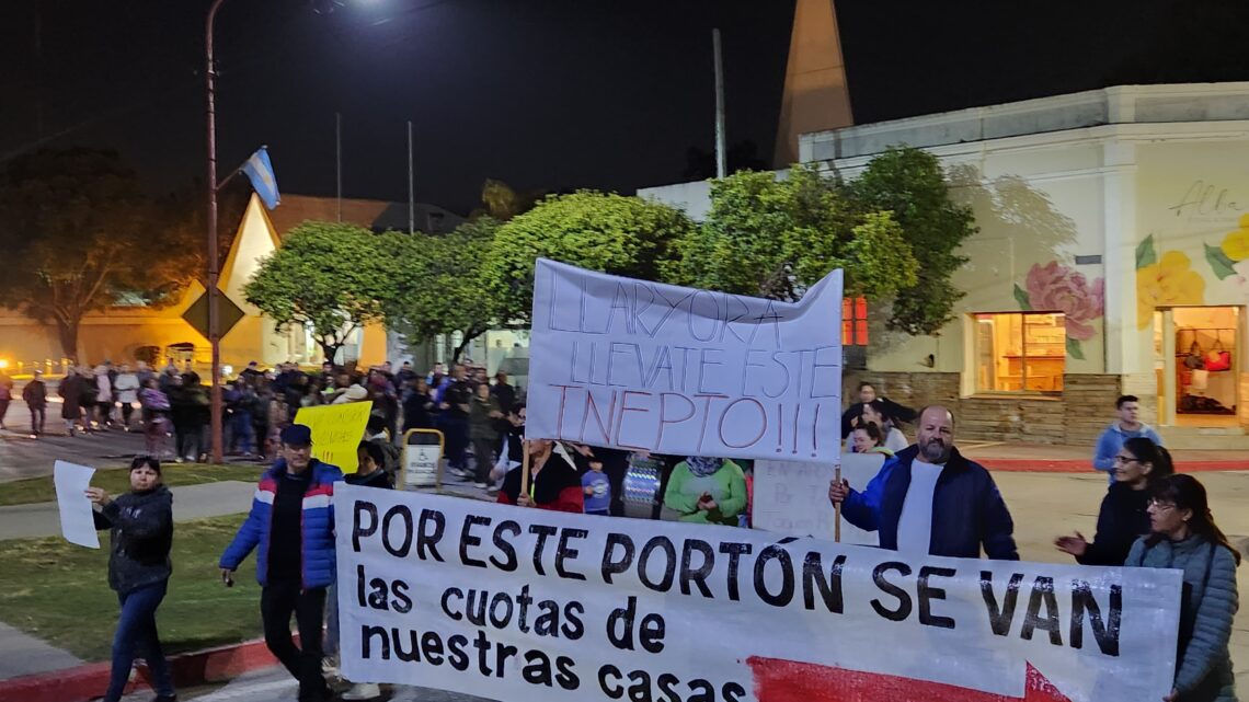 Arroyito: adherentes de planes de viviendas marcharon pidiendo explicaciones por el retraso en la entrega de unidades Arroyito: adherentes de planes de viviendas marcharon pidiendo explicaciones por el retraso en la entrega de unidades