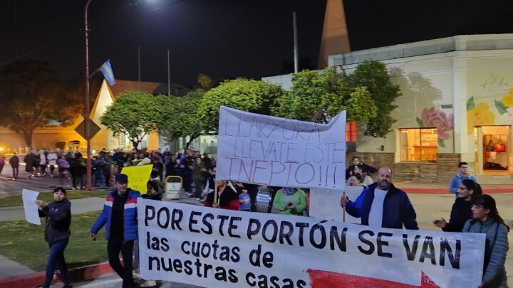 Arroyito: adherentes de planes de viviendas marcharon pidiendo explicaciones por el retraso en la entrega de unidades