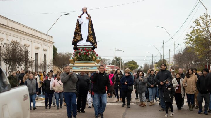 Villa Santa Rosa: comenzó la novena patronal con el traslado de imagen