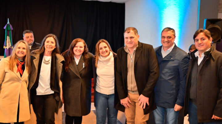 Balnearia: Myrian Prunotto entregó netbooks a alumnos del colegio San Martín