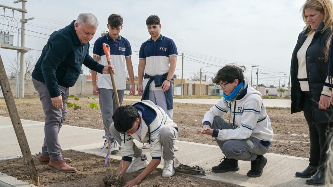 Arroyito: plantación de árboles frente al nuevo edificio de la escuela PROA