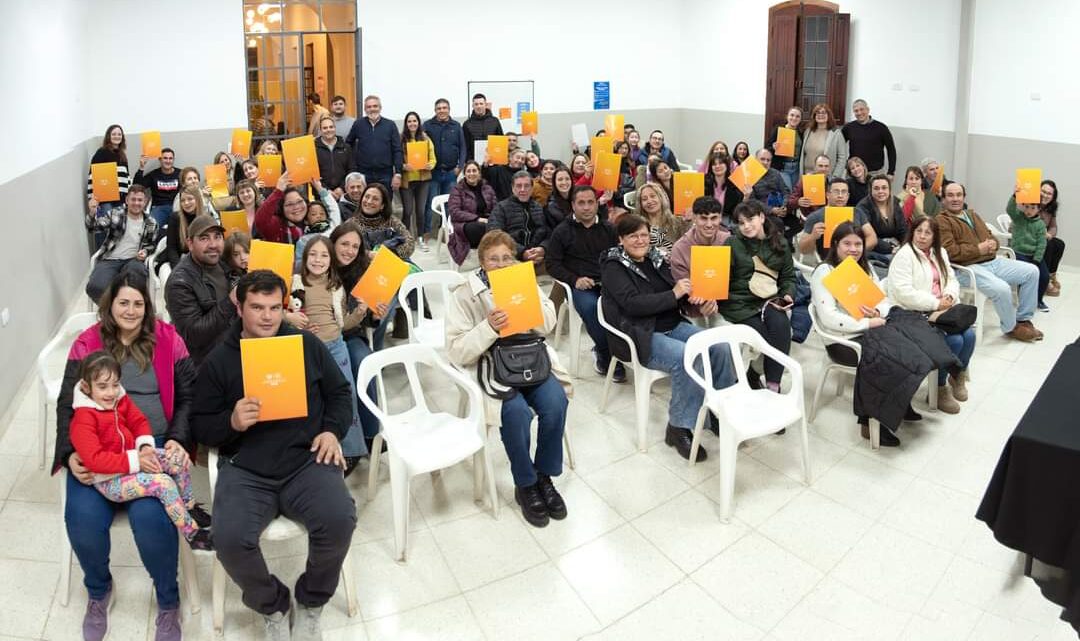 Villa Santa Rosa: 70 familias recibieron sus certificados del Banco de Tierras
